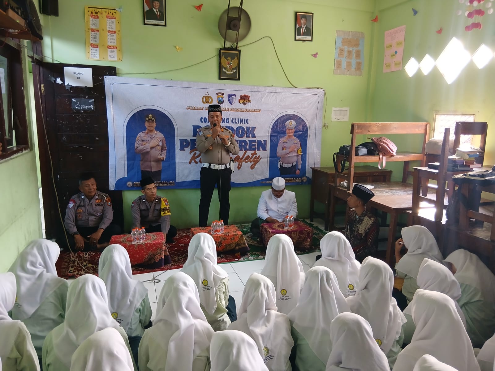 Polres Pelabuhan Tanjung Perak Bekali Santri Pondok Pesantren Miftahul Ulum Keselamatan Berkendara