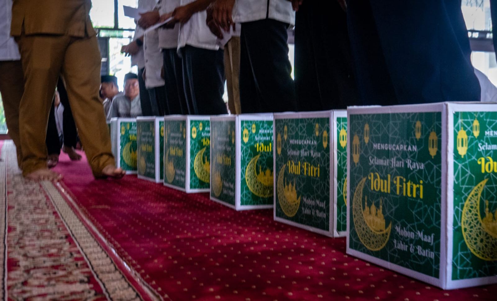 Beri Bingkisan Hari Raya untuk Petugas Kebersihan Sekolah, Bupati Gresik Ajak Guru Tanamkan Peduli Lingkungan