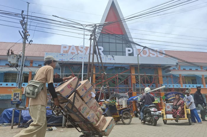 Proyek Pasar Ploso dan Pasar Buah Jombang: Kontrak Selesai, Pekerja Masih Sibuk di Lapangan