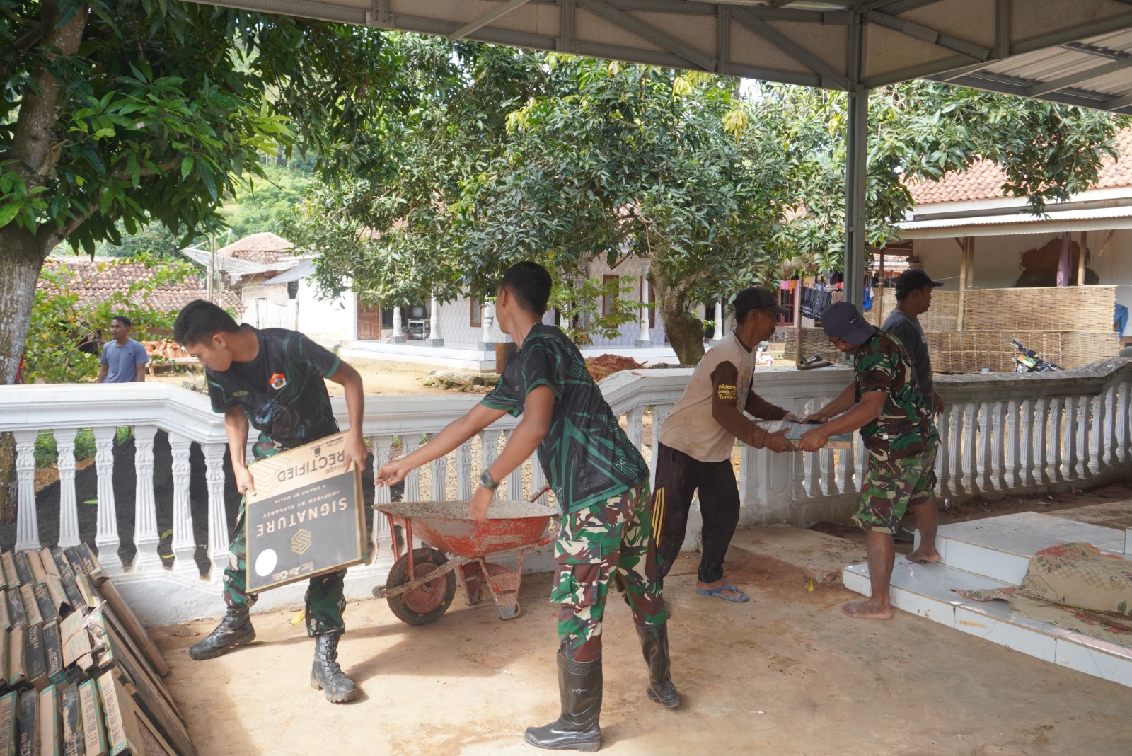 Suplai Keramik Masjid Baitur Rahman Dikebut, Satgas TMMD 127 Libatkan Warga