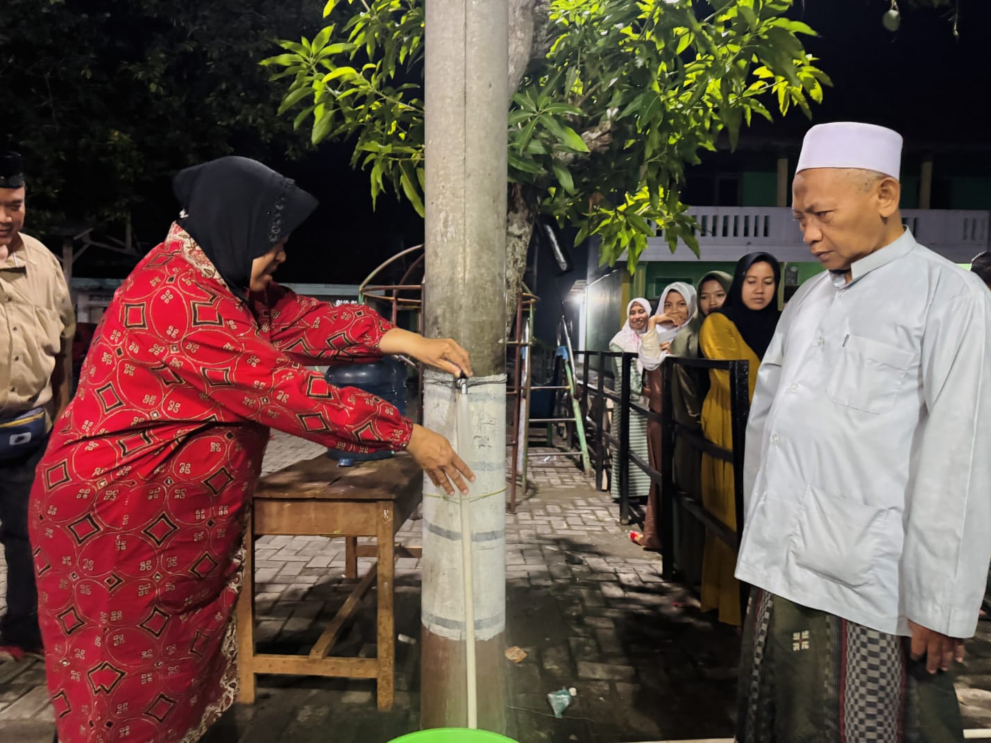 Berkat Bantuan Sumur Bor Cagub Jatim Tri Rismaharini, Desa Konang Bangkalan Akhirnya Teraliri Air Bersih