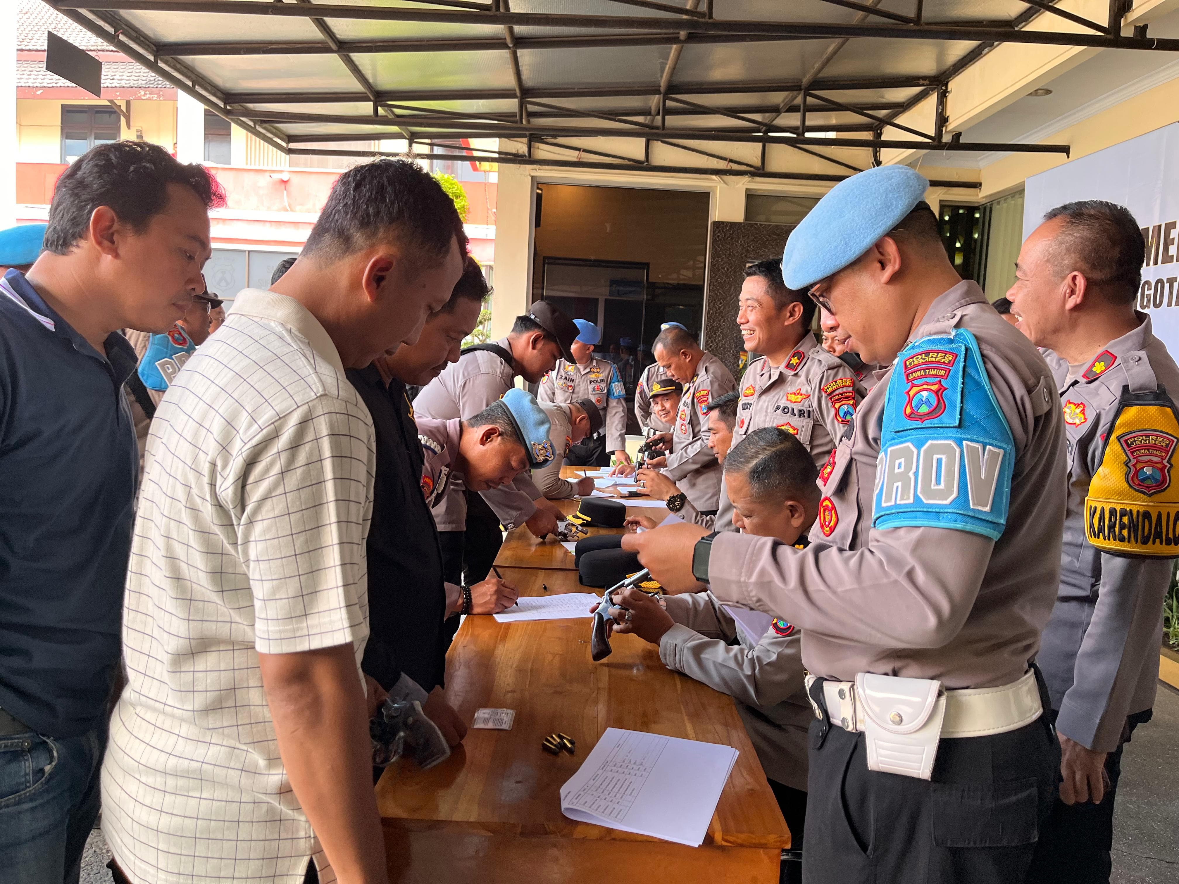 Ratusan Senpi Dinas Polres Jember dan Polsek Jajaran Diperiksa Propam, Wakapolres Pimpin Langsung