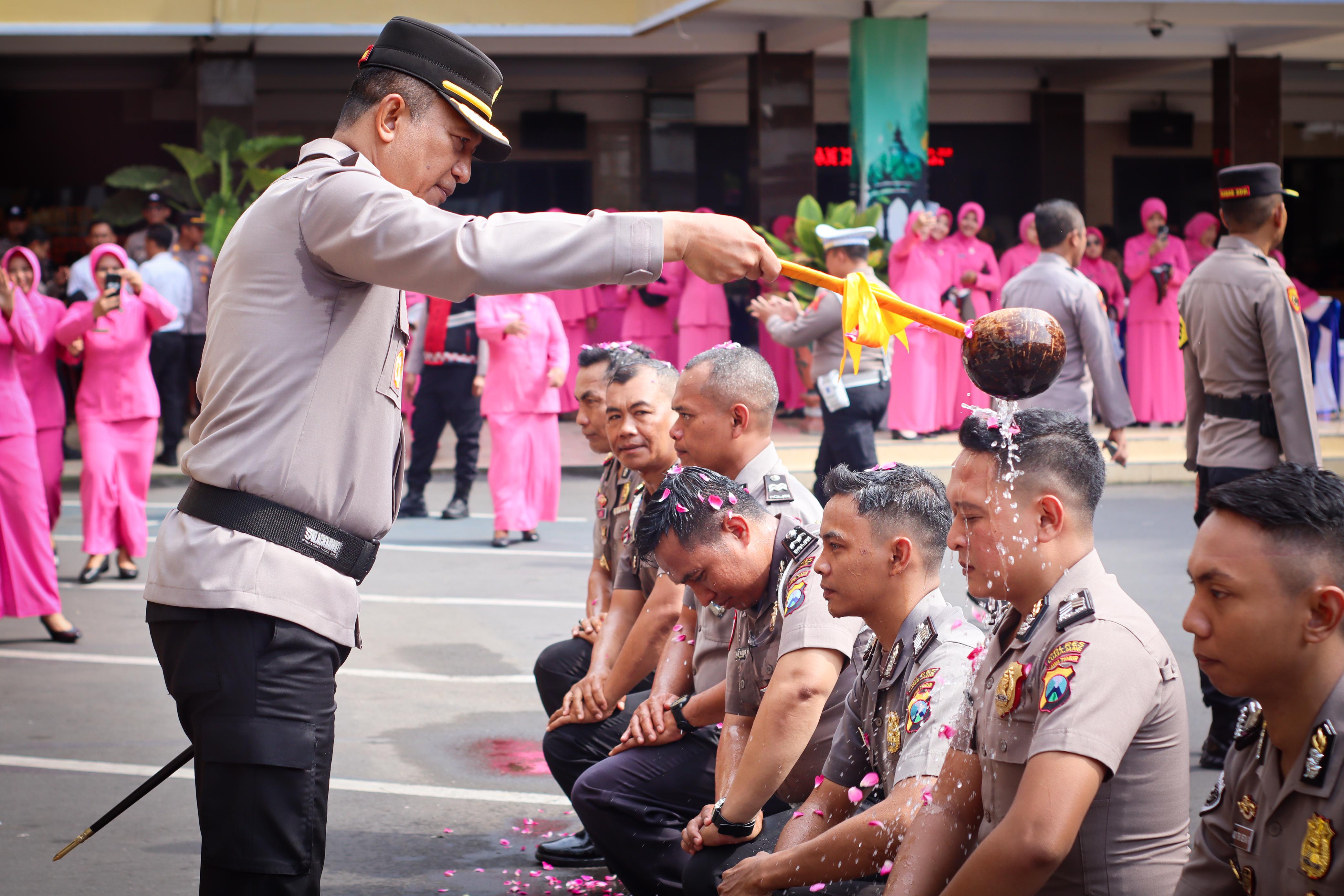 Tutup Tahun, 35 Personel Polres  Lumajang Naik Pangkat