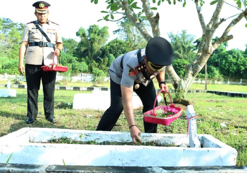 Pimpin Ziarah Tabur Bunga di TMP, Kapolres Berharap Jasa para Pahlawan Jadi Suar Pemacu Semangat Pengabdian
