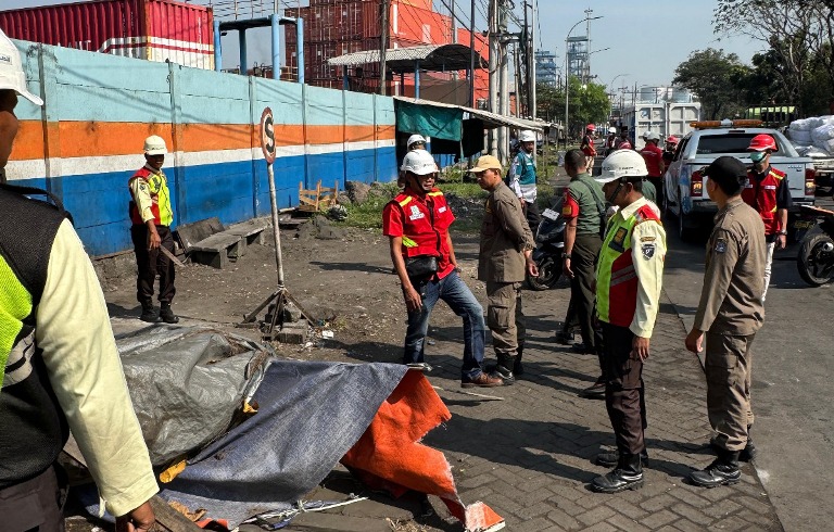 PKL Jalan Laksda M Natsir dan Prapat Kurung Surabaya Diobrak
