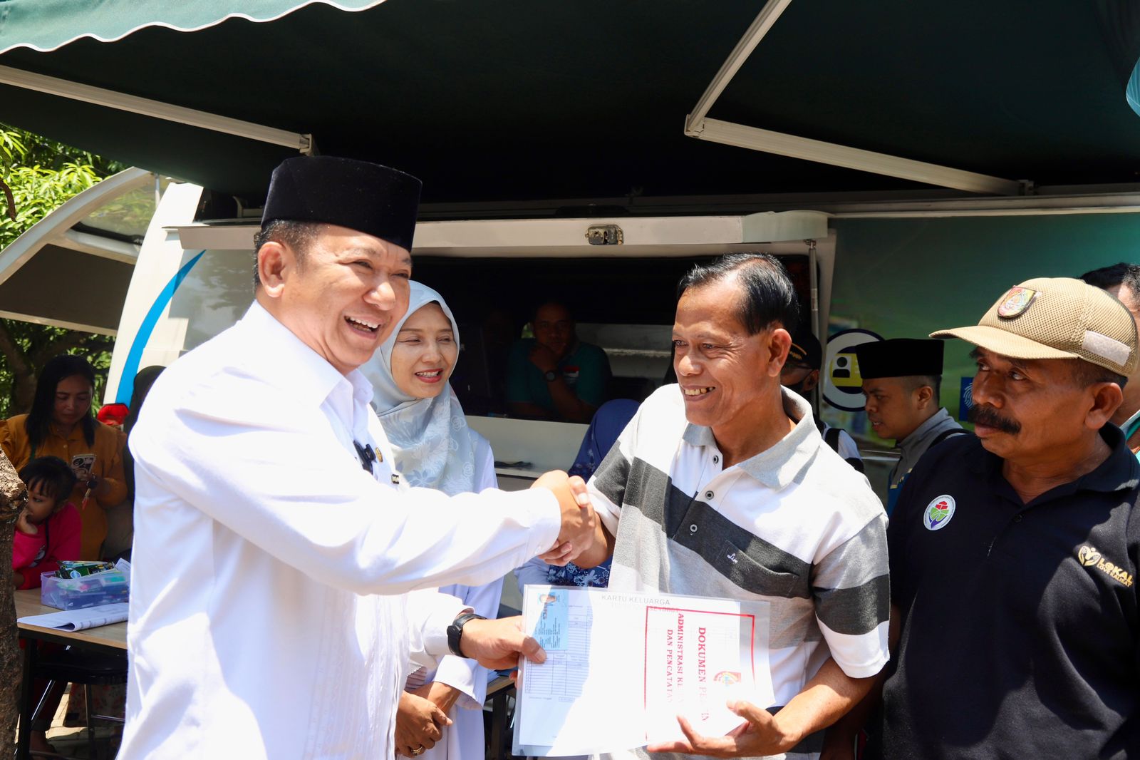 Lansia Hidup Sebatang Kara, Senyum Sumringah Terima Dokumen Adminduk Dari Bupati Hendy