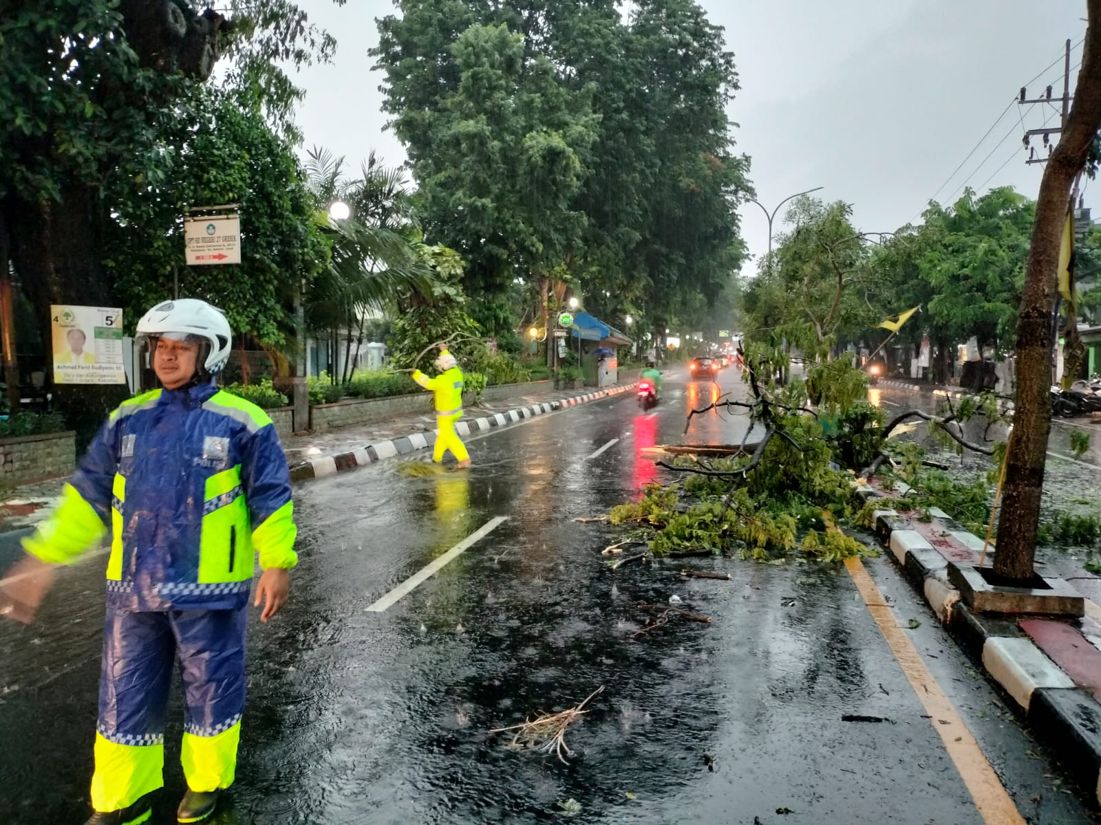 Respon Cepat Satlantas Polres Gresik Bantu Evakuasi Pohon Tumbang Demi Kelancaran Lalu Lintas