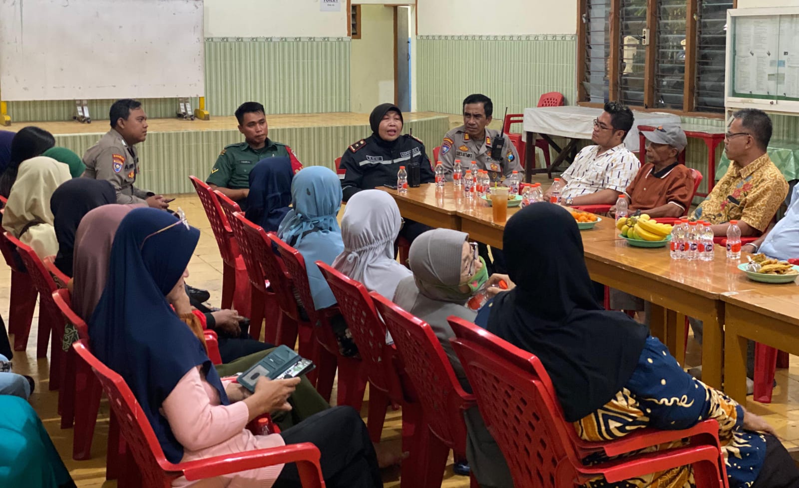 Polsek Karangpilang Gelar Cangkrukan, Ajak Warga Jaga Kamtibmas