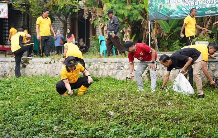 Polres Bojonegoro Bersih-bersih Sungai Sambut HUT Bhayangkara Ke-80