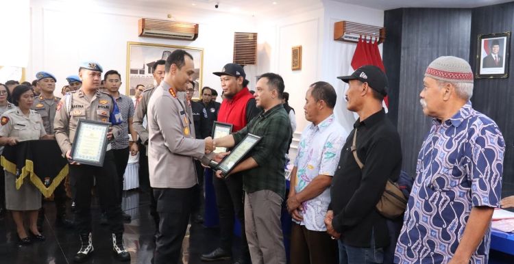 Bubarkan Balap Liar Sejumlah Warga Kota Malang Terima Penghargaan Kapolresta