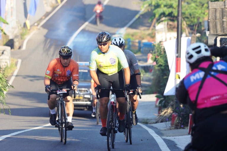 Kapolres Kediri Ikuti Tantangan Tanjakan Ikonik di Event Kediri Dholo KOM 2025