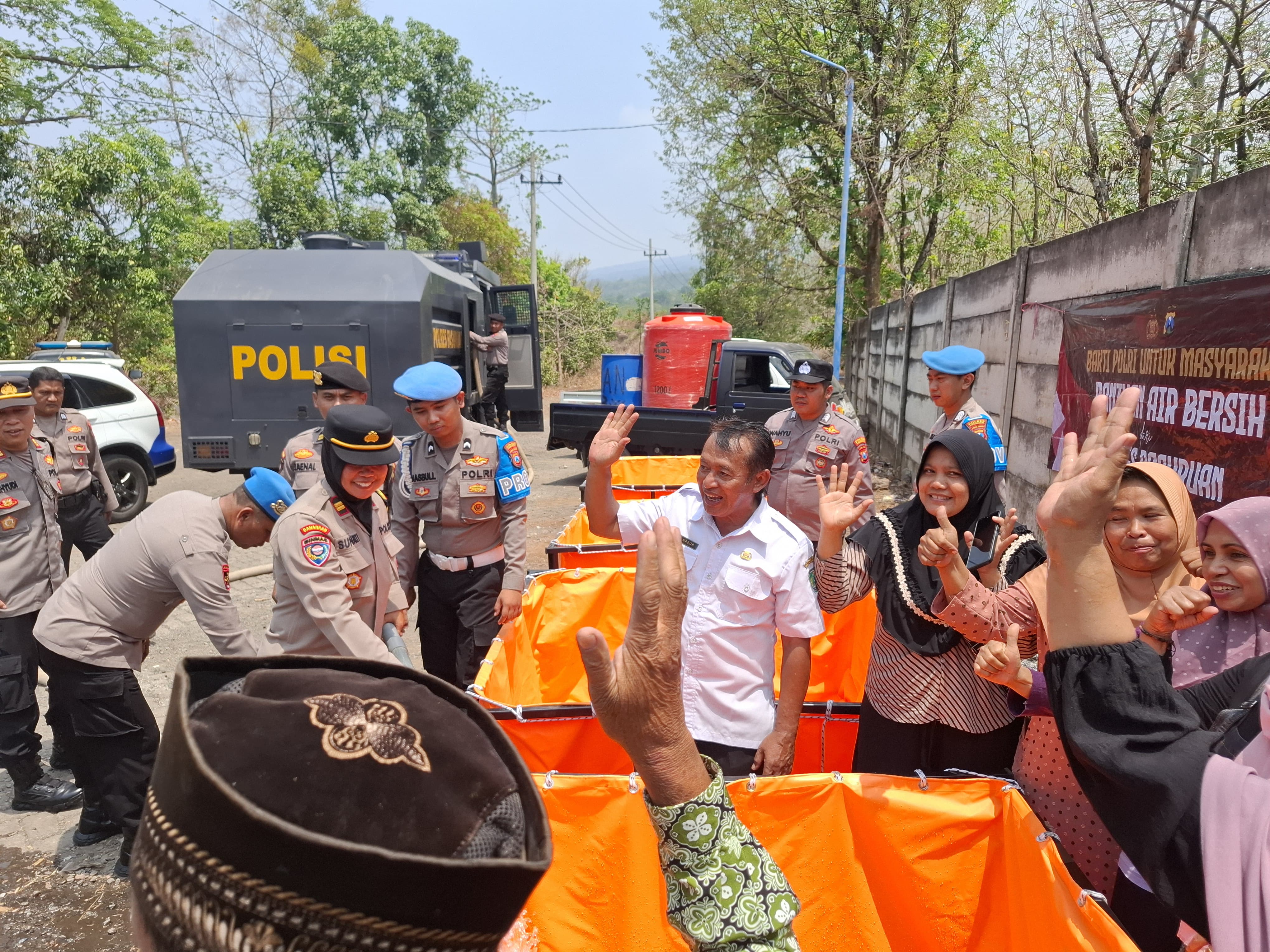 Polres Pasuruan Bantu Salurkan Air Bersih dan Sembako di Pasrepan