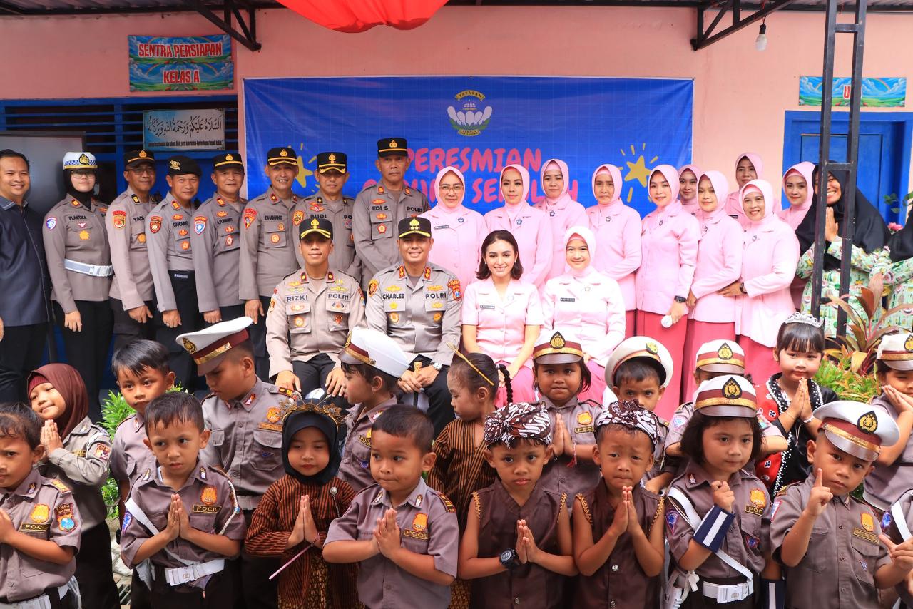 Kapolres Ngawi dan Ketua Bhayangkari Resmikan TK Kemala Bhayangkari 55