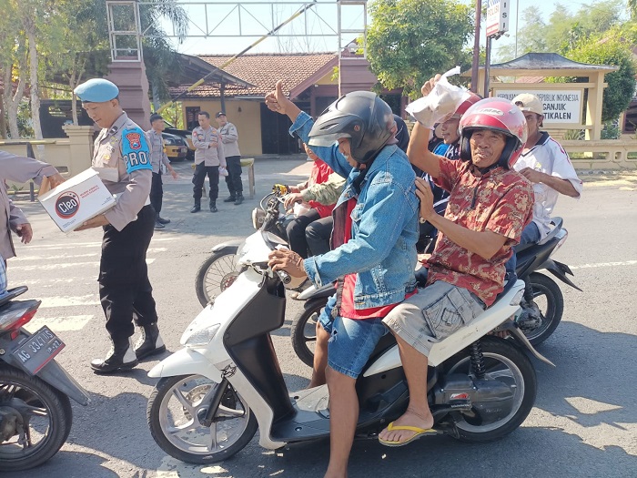 Polsek Jatikalen Bagikan Nasi Bungkus Jumat Berkah untuk Warga dan Pengguna Jalan