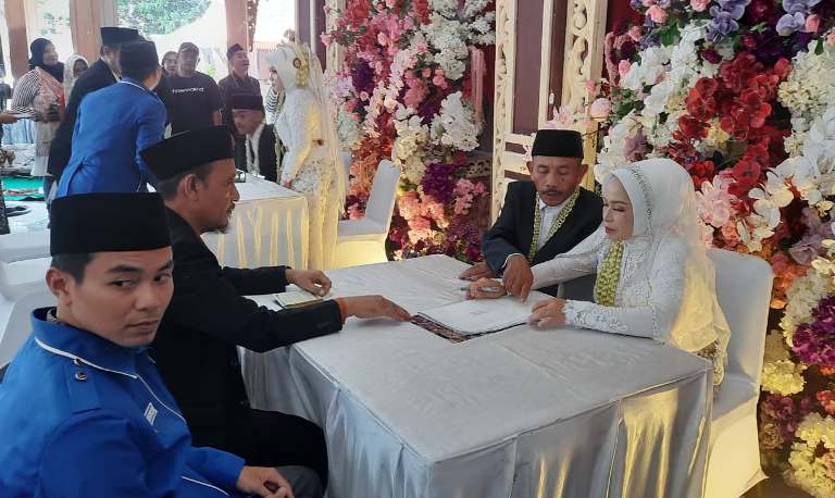 Puluhan Pasangan Nikah Massal Gratis Langsung Bulan Madu di Pantai Pasir Putih Situbondo