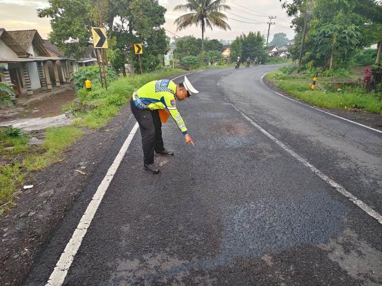 Pelajar di Jember Tewas Usai Motor Tabrak Trailer di Jalur Jember-Banyuwangi