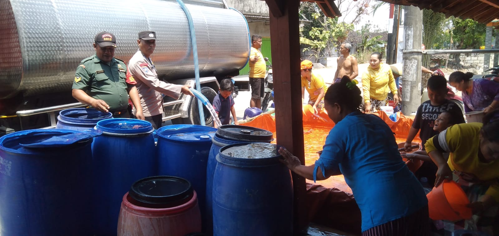 Tanggapi Keluhan Warga, Polsek dan Koramil Ngasem Beri Bantuan Air Bersih