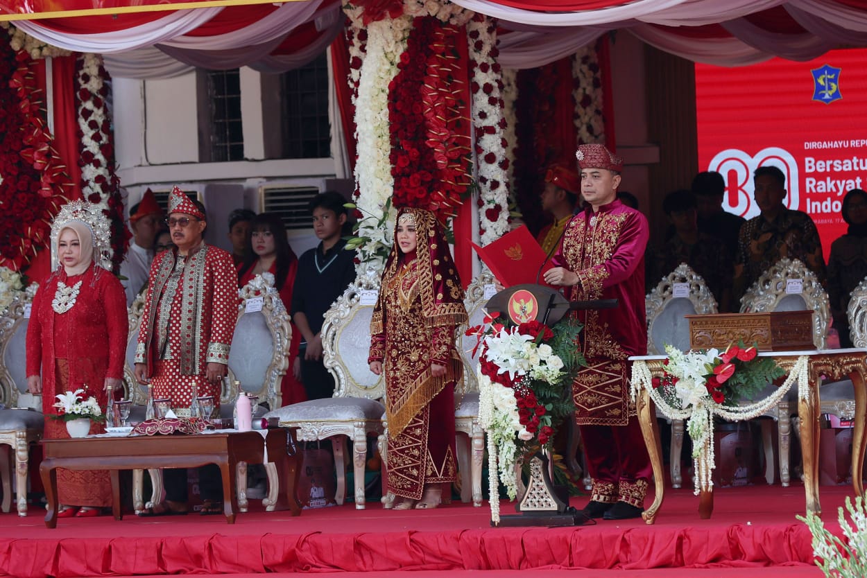 Kenakan Baju Adat Minang, Wali Kota Eri Tekankan Semangat Kebhinekaan di HUT Ke-80 RI