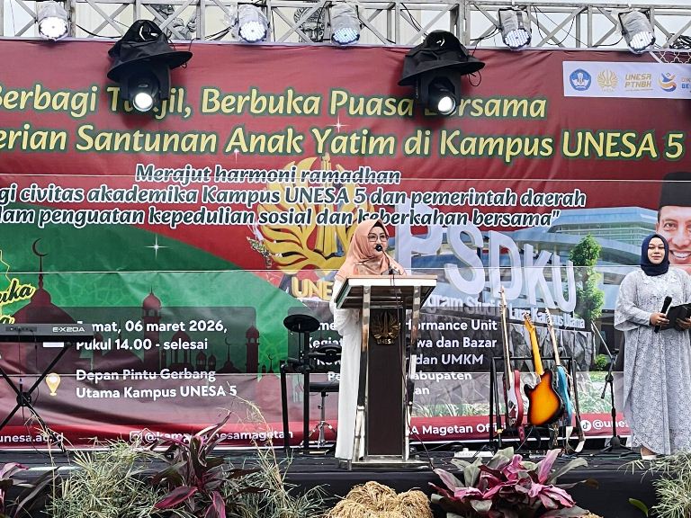 Bupati Nanik dan Unesa Kampus 5 Magetan Bagikan 5 Ribu Takjil kepada Warga Maospati