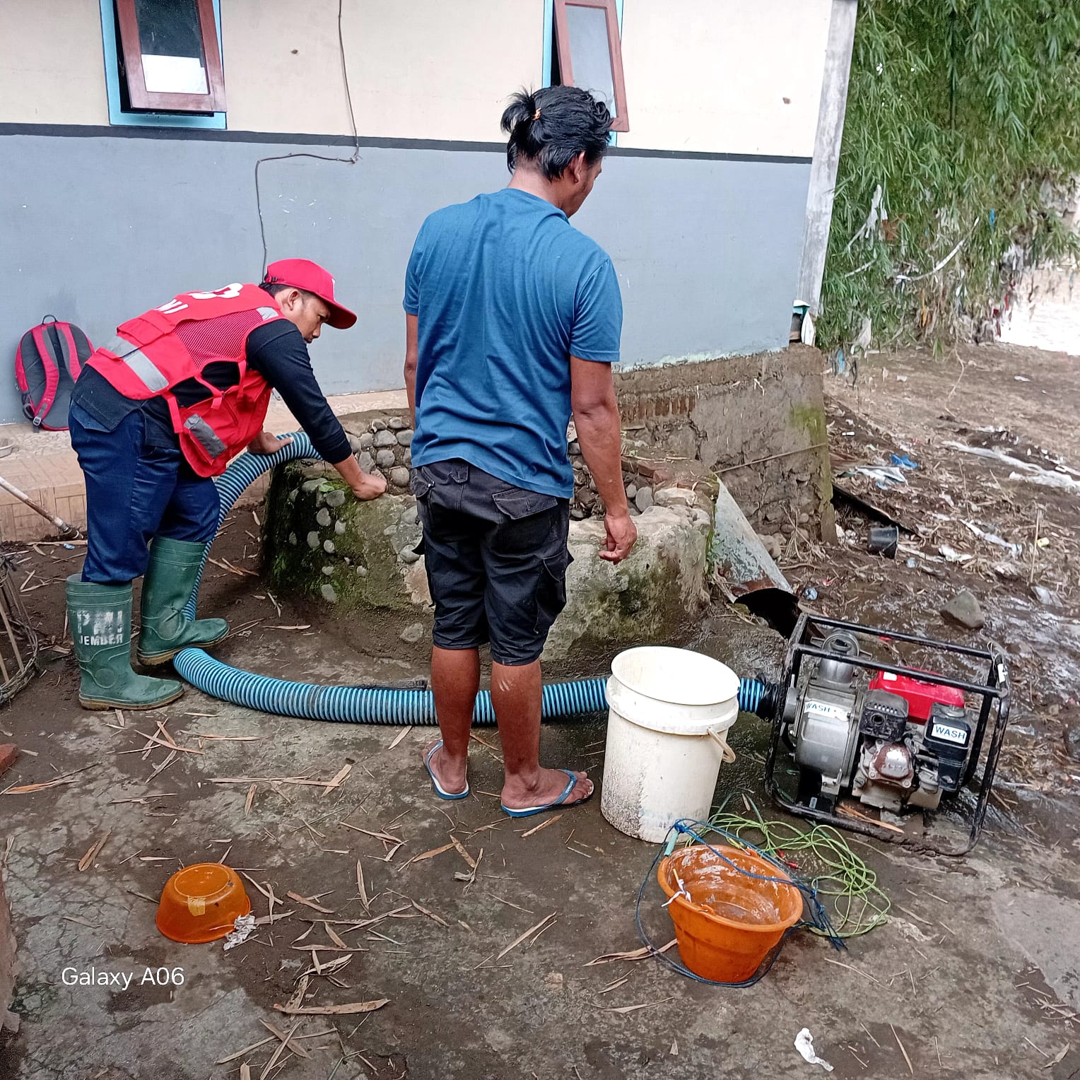 Semangat Hari Ibu, PMI Jember Fokus Normalisasi Air Bersih Bagi Warga Terdampak Banjir di Gladak Kembar
