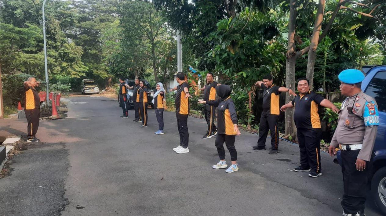 Polsek Rungkut Gelar Senam dan Olahraga Pagi, Jaga Kebugaran dan Eratkan Silaturahmi dengan Warga