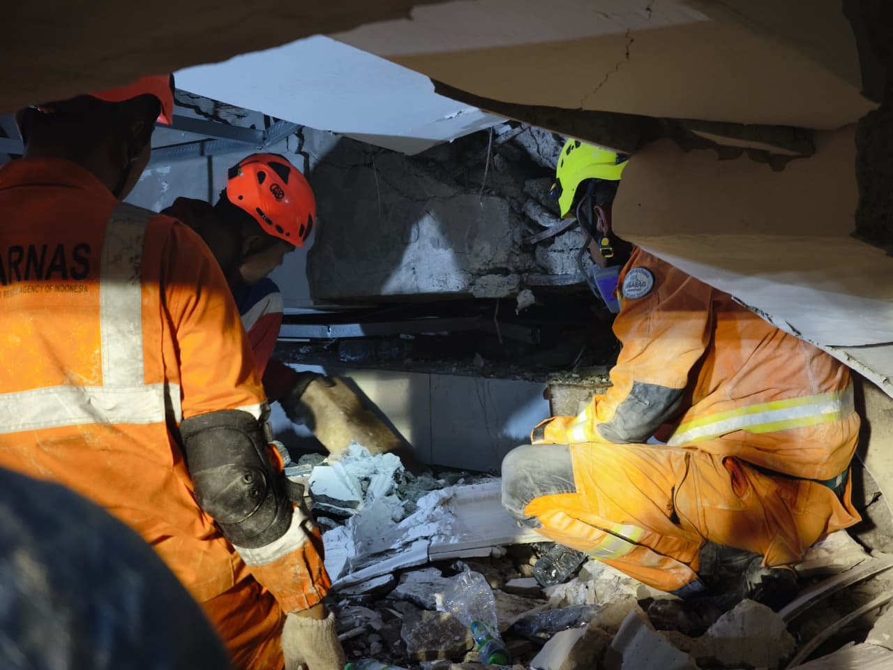 Rintangan Evakuasi Korban Musala Ponpes Al Khoziny: Beton Melintang, Rawan Ambruk Susulan