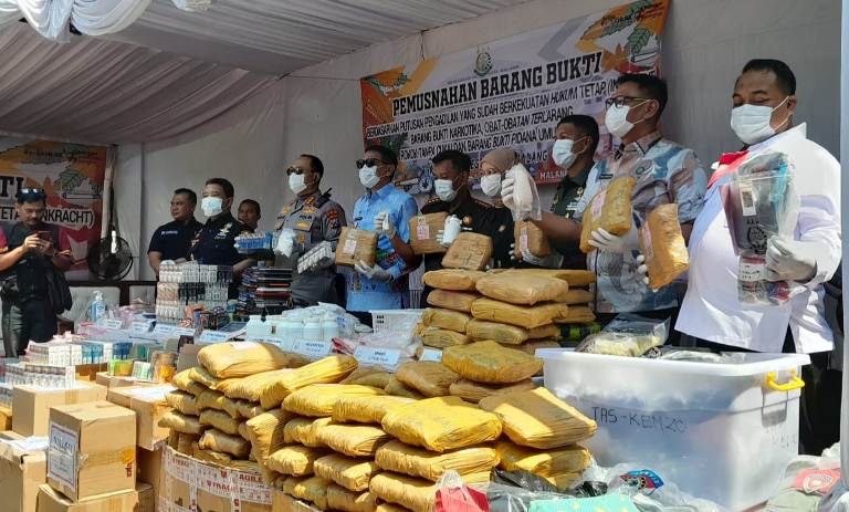 Kejari Kota Malang Musnahkan Senpi Hingga Uang Palsu