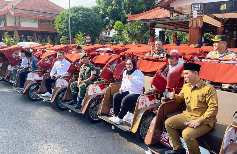 100 Abang Becak Mojokerto Terima Bantuan Becak Listrik dari Presiden Prabowo