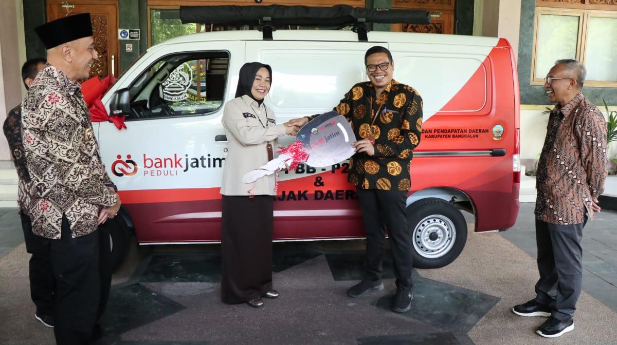 Bank Jatim Salurkan CSR ke Pemkab Bangkalan dan Pasuruan