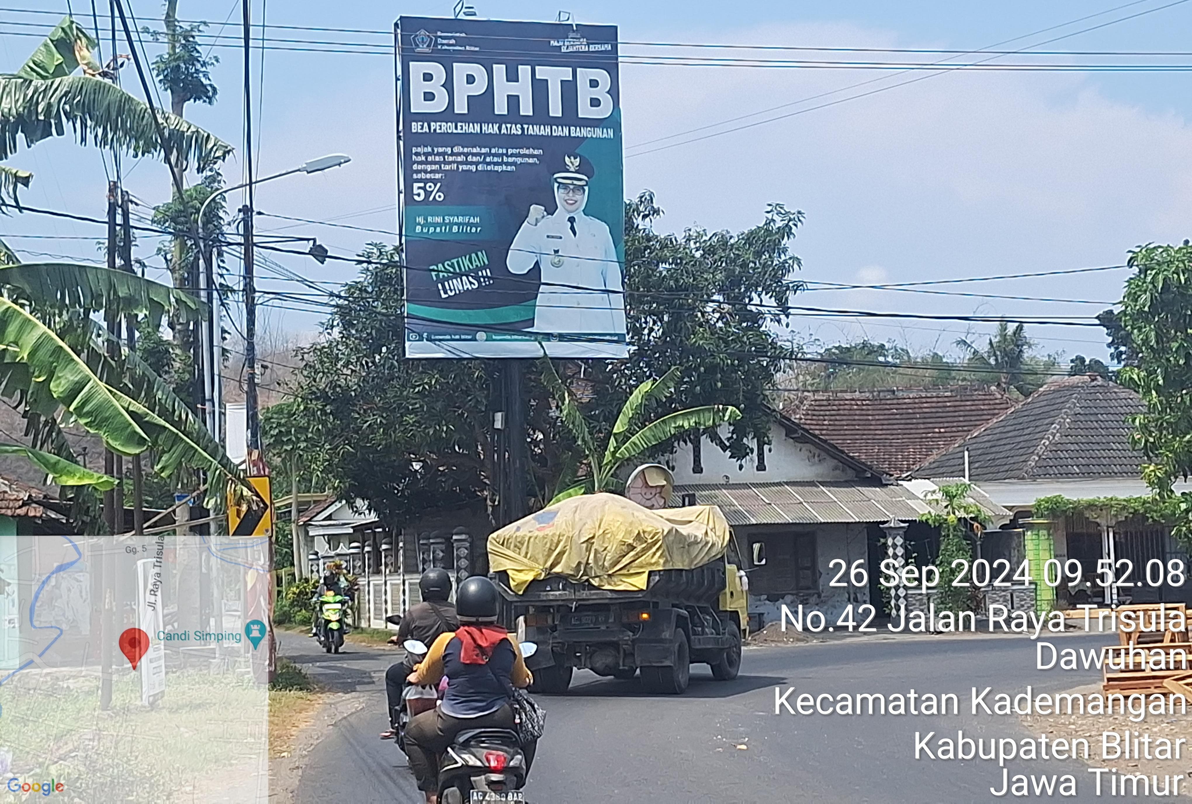 Baliho Mak Rini Masih Terpasang, Pemkab Blitar Abaikan Bawaslu