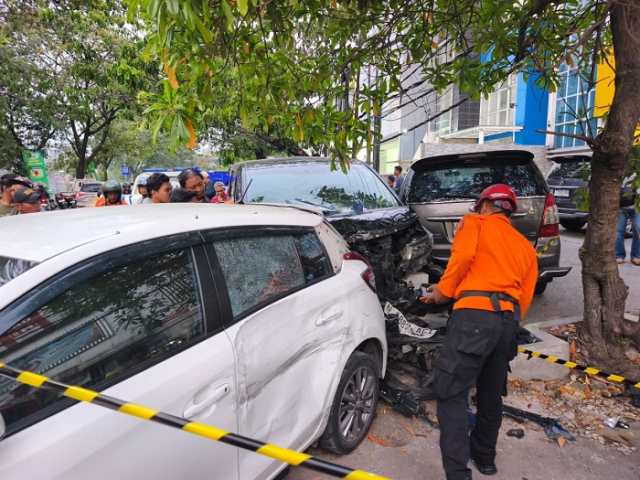 Polisi Amankan Pengemudi Alphard Penabrak 13 Kendaraan di Menur Pumpungan 