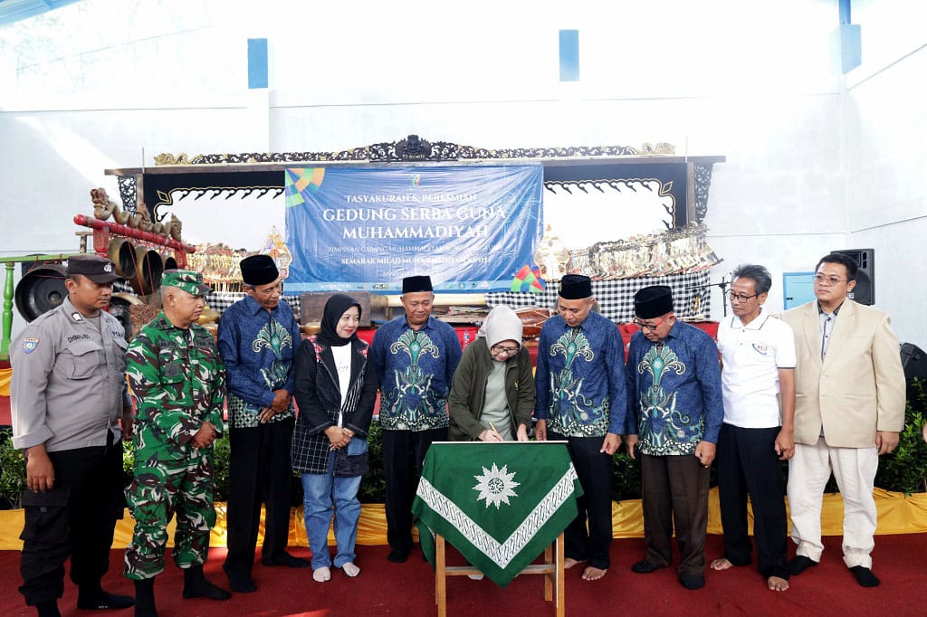 Resmikan Gedung Muhammadiyah Rowokangkung, Ini Pesan Bunda Indah