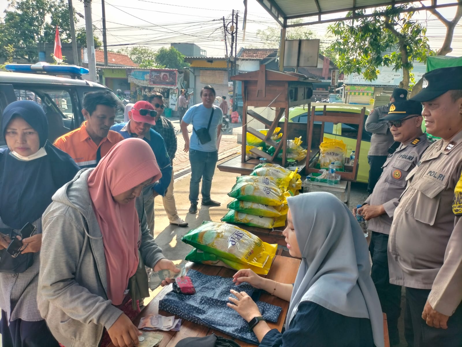 Polsek Lakarsantri Gelar Gerakan Pangan Murah, Beras 970 Kg Ludes Terjual