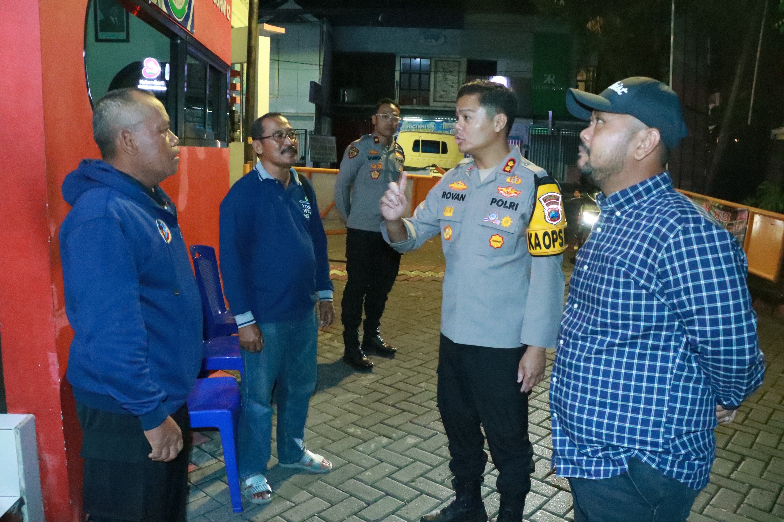 Sinergi Ciptakan Lingkungan Kondusif, Bupati dan Kapolres Gresik Sidak Satkamling Tengah Malam