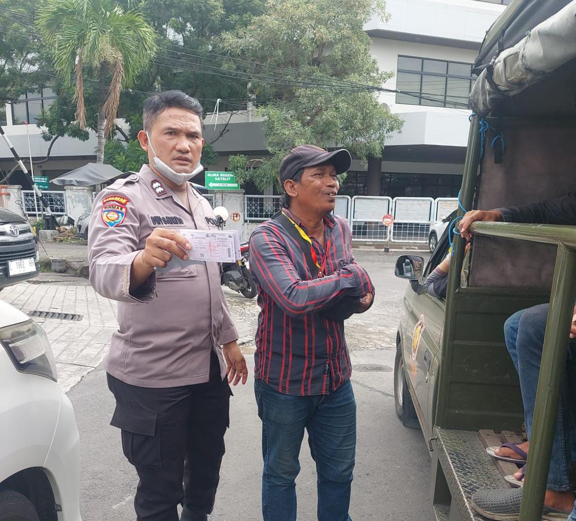 Razia Jukir Liar di Minimarket Tanjungsari, Kapolsek Sukomanunggal: Kami Tindak Tegas Pungutan Liar