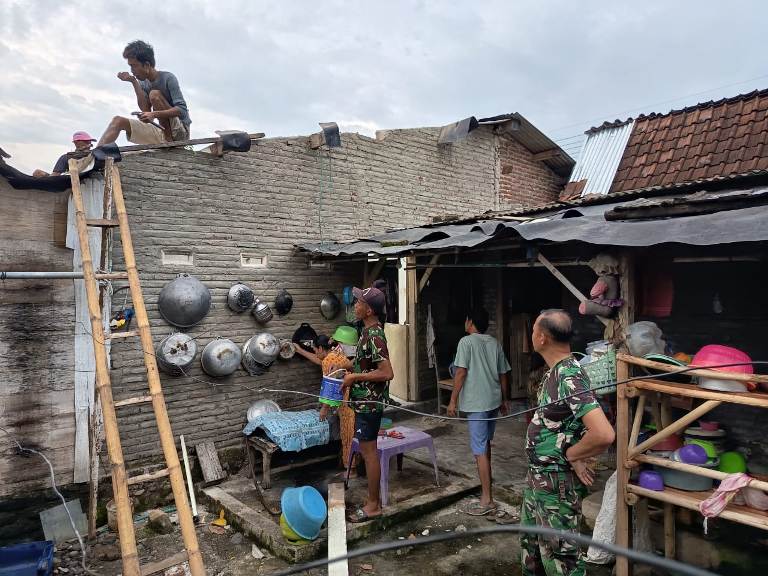 Diterjang Angin Puting Beliung, 16 Rumah Warga Desa Selomukti Situbondo Terdampak