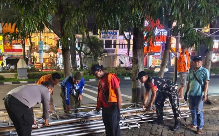 Polresta Malang Kota dan Pemkot Bongkar 14 Lapak Takjil di Trotoar Soehat