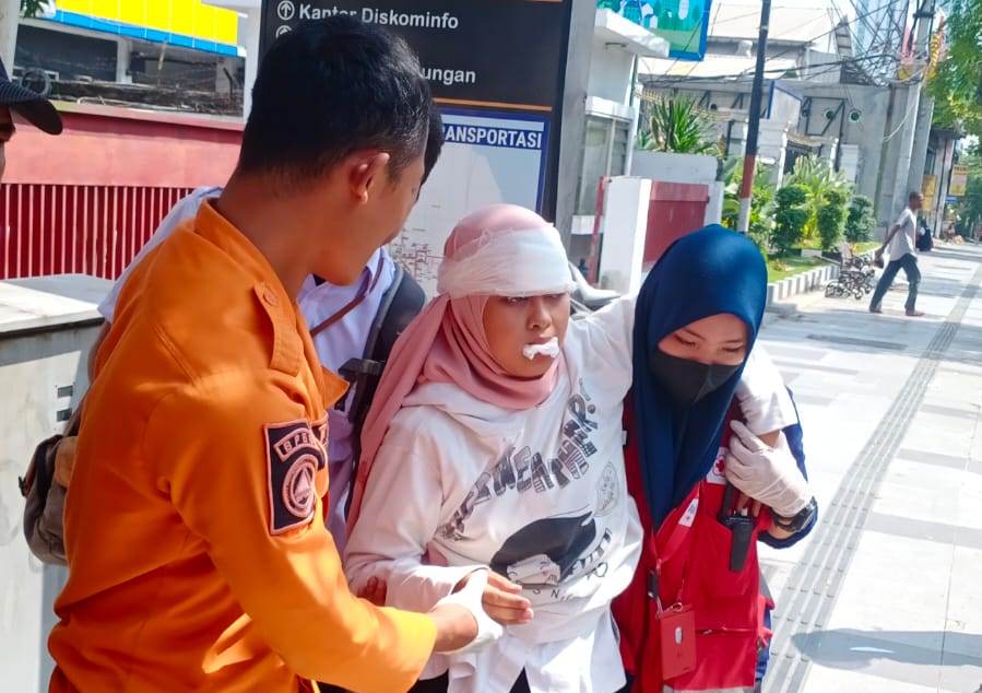 Roda Selip saat Lewati Penutup Gorong-gorong, Pemotor Tabrak Halte Bus