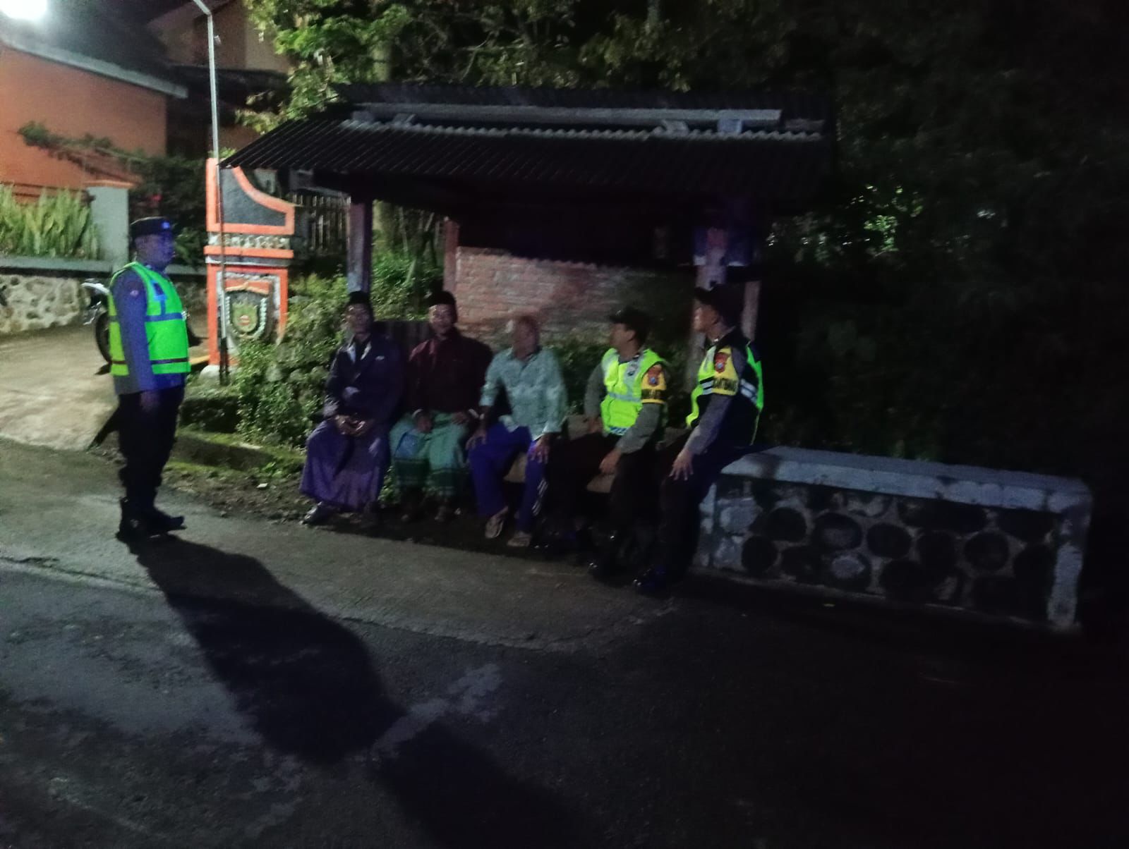 Sambang Pos Kamling, Polisi Ngawi Perkuat Sinergi dengan Warga Sine 