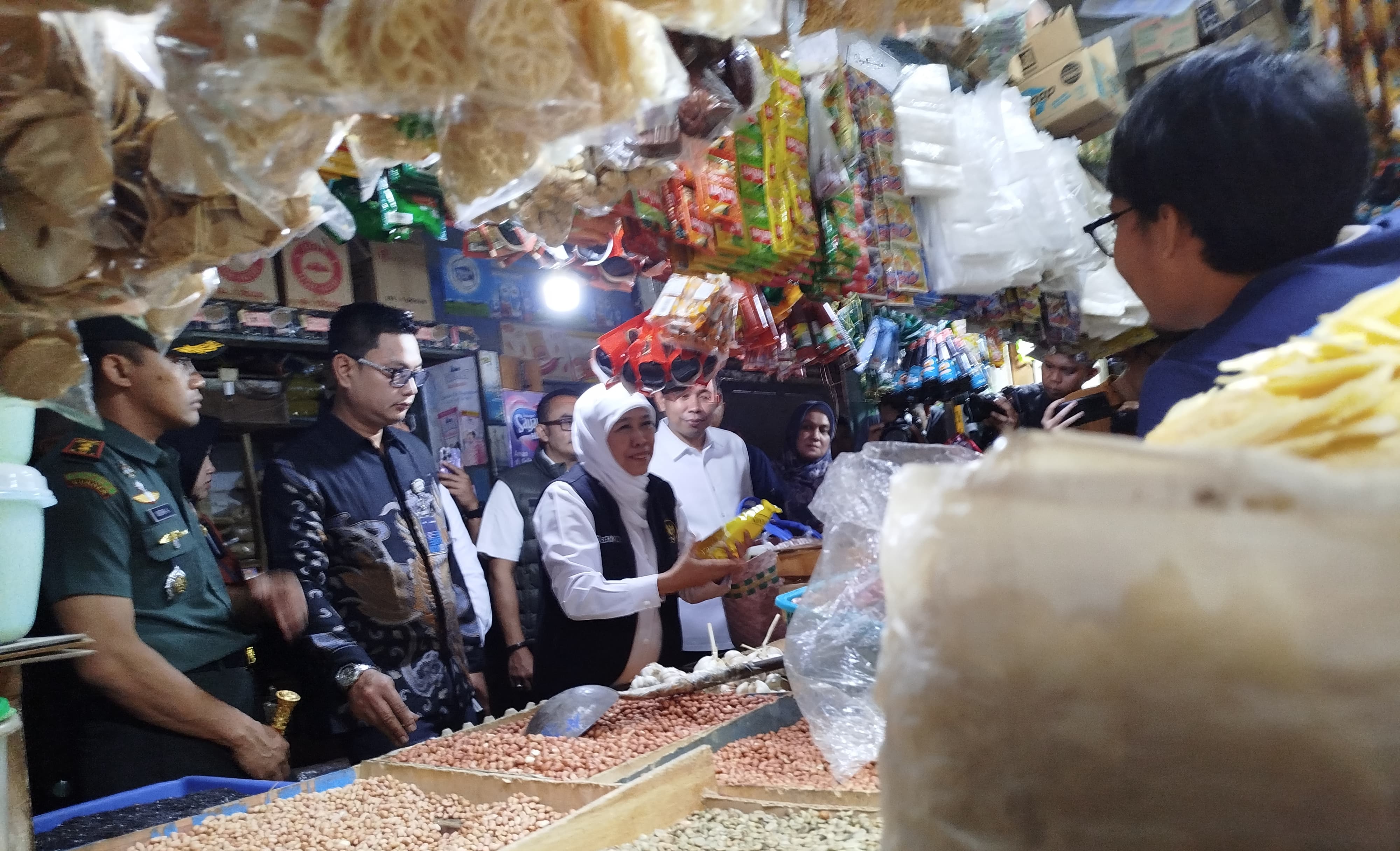 Sidak Pasar Tanjung Jember, Gubernur Khofifah Pastikan Harga Kebutuhan Pokok Terkendali dan Pasokan BBM Aman