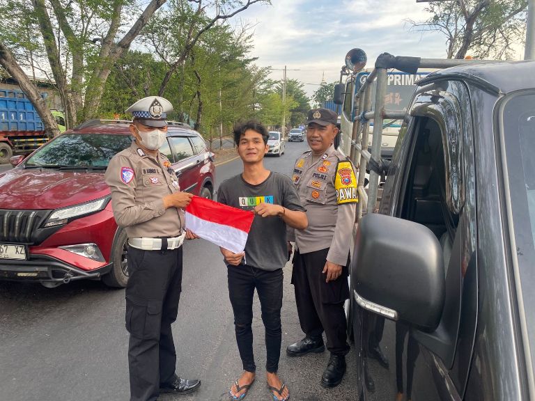 Polsek Sukomanunggal Bagikan Bendera Merah Putih dalam Rangka HUT Kemerdekaan RI