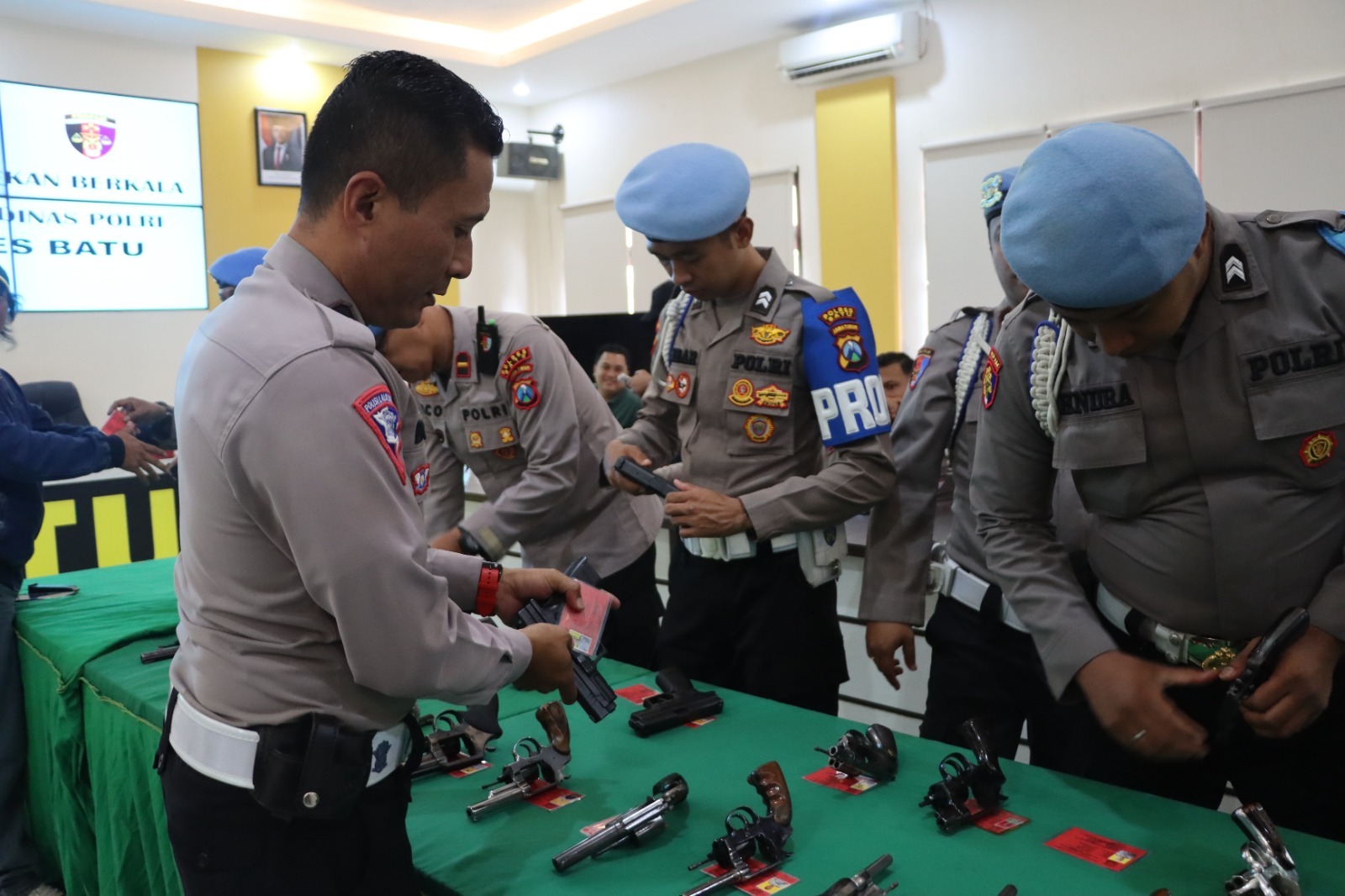 Pemeriksaan Rutin, Propam Polres Batu Antisipasi Penyalahgunaan Senpi 