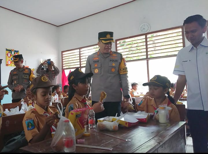 Polres Tulungagung Operasikan Mobil Senyum, Bagikan Makanan Bergizi Sehat untuk Anak-Anak