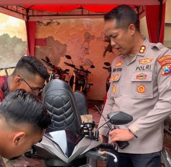 Masyarakat Umum Bisa Pasang Alarm Motor Gratis di Polrestabes Surabaya