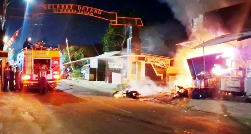 Toko Kelontong Nyambi BBM Eceran Ludes Dilalap Si Jago Merah