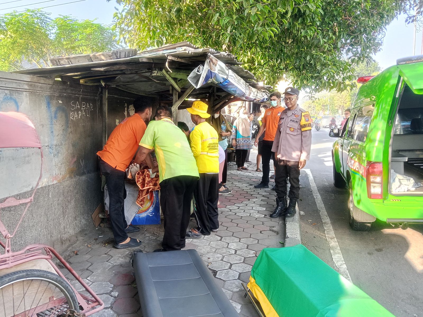 Tukang Becak Lansia Ditemukan Meregang Nyawa di Trotoar Jalan Kebomas Gresik
