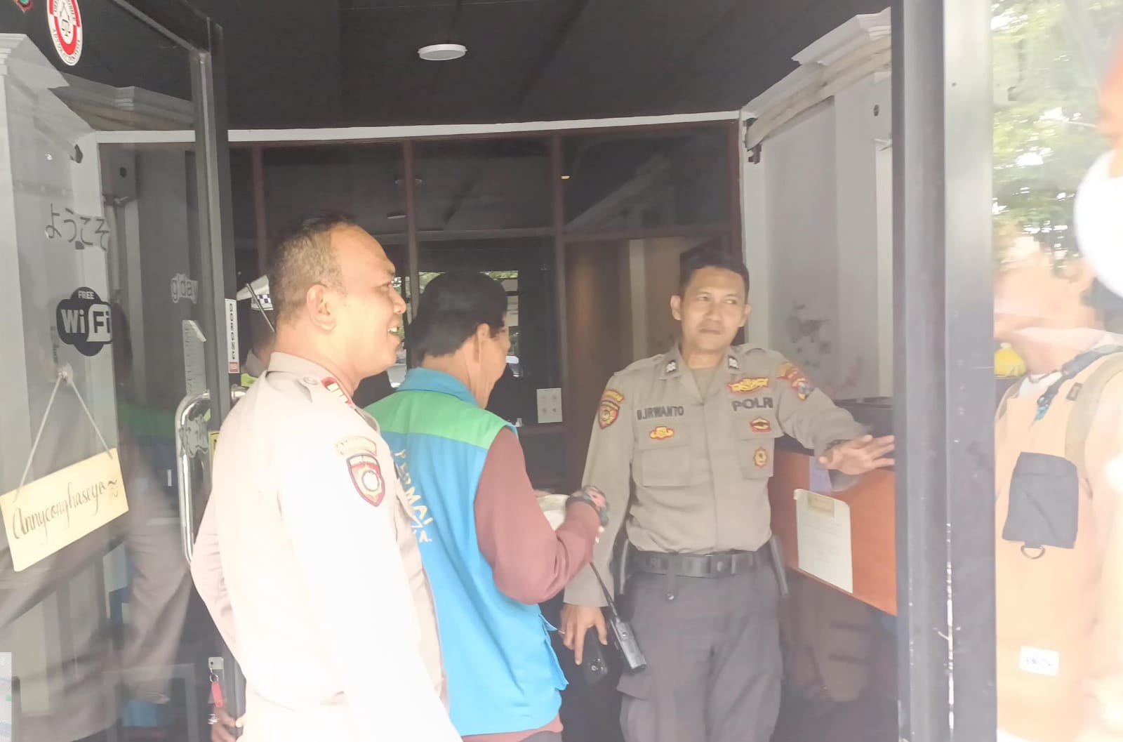 Respons Cepat Laporan 110, Polsek Bubutan Tertibkan Parkir Liar di Jalan Semarang