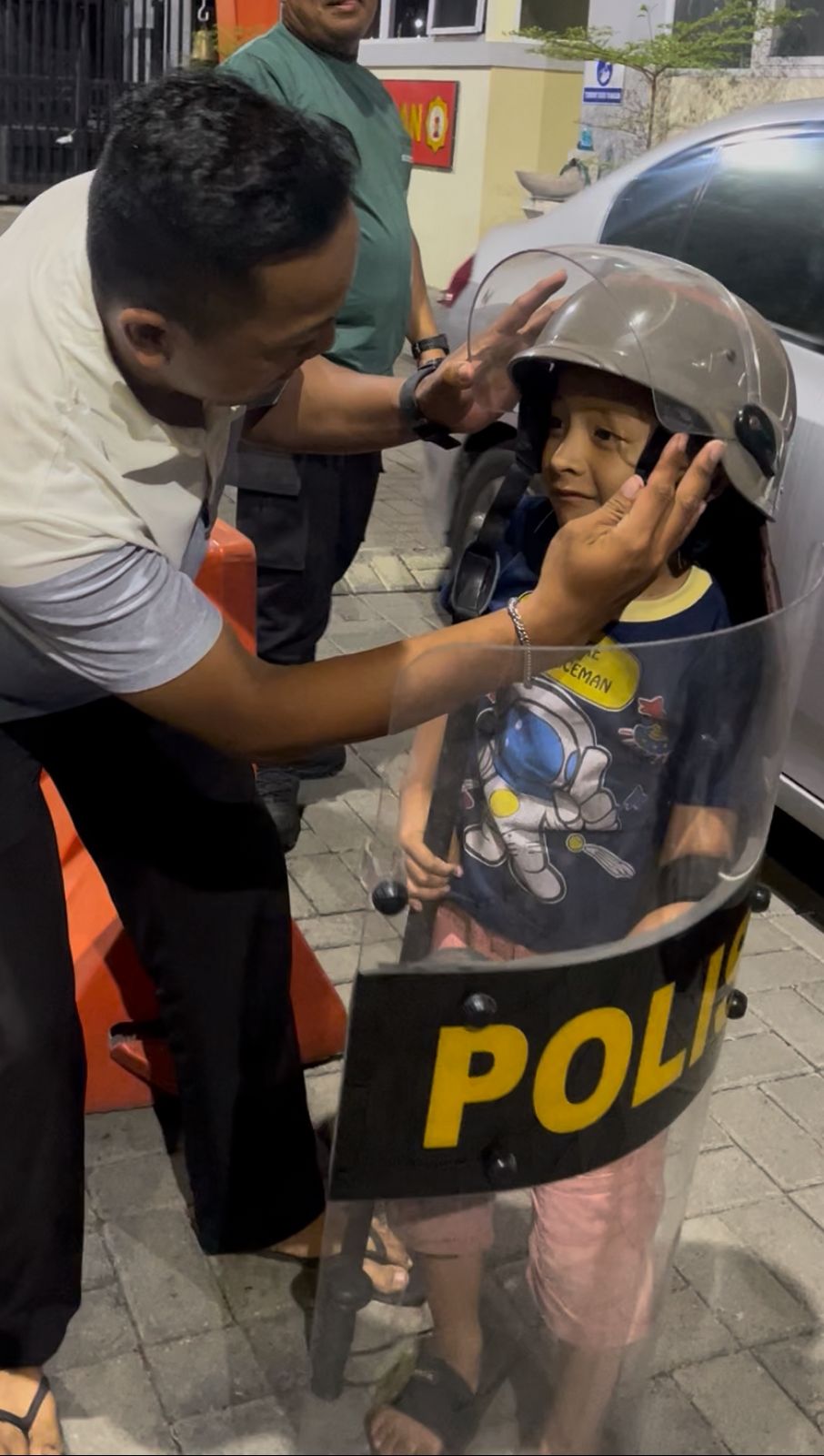 Samapta Polres Gresik Sahabat Anak, Wujudkan Nazar Bocah 6 Tahun dengan Cara Humanis