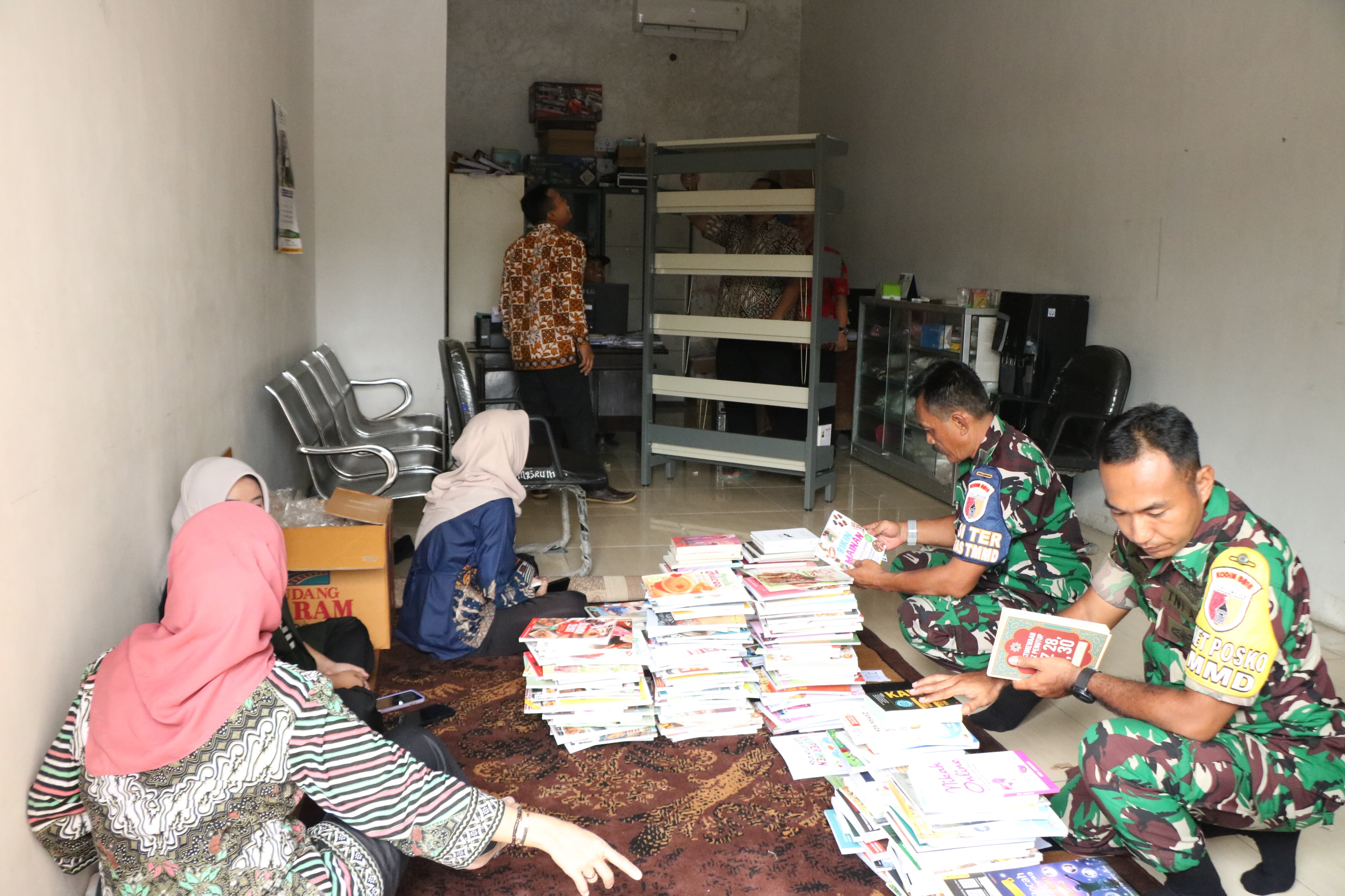 Wujud Sinergi, Dinas Perpustakaan Sidoarjo Serahkan Bantuan Buku untuk Desa Penambangan melalui Satgas TMMD
