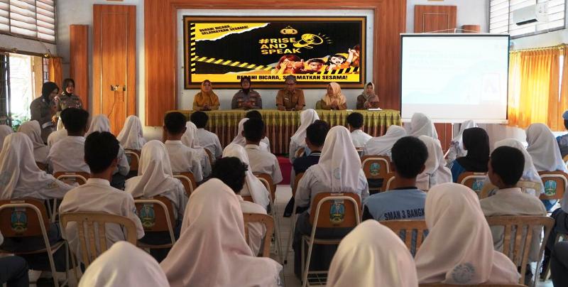Sambangi SMAN 3, Kasat Binmas Polres Bangkalan Sosialisasi UU Perlindungan Anak dan Perempuan